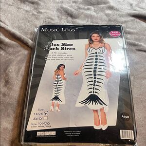 Music Legs
Plus size dark siren dress